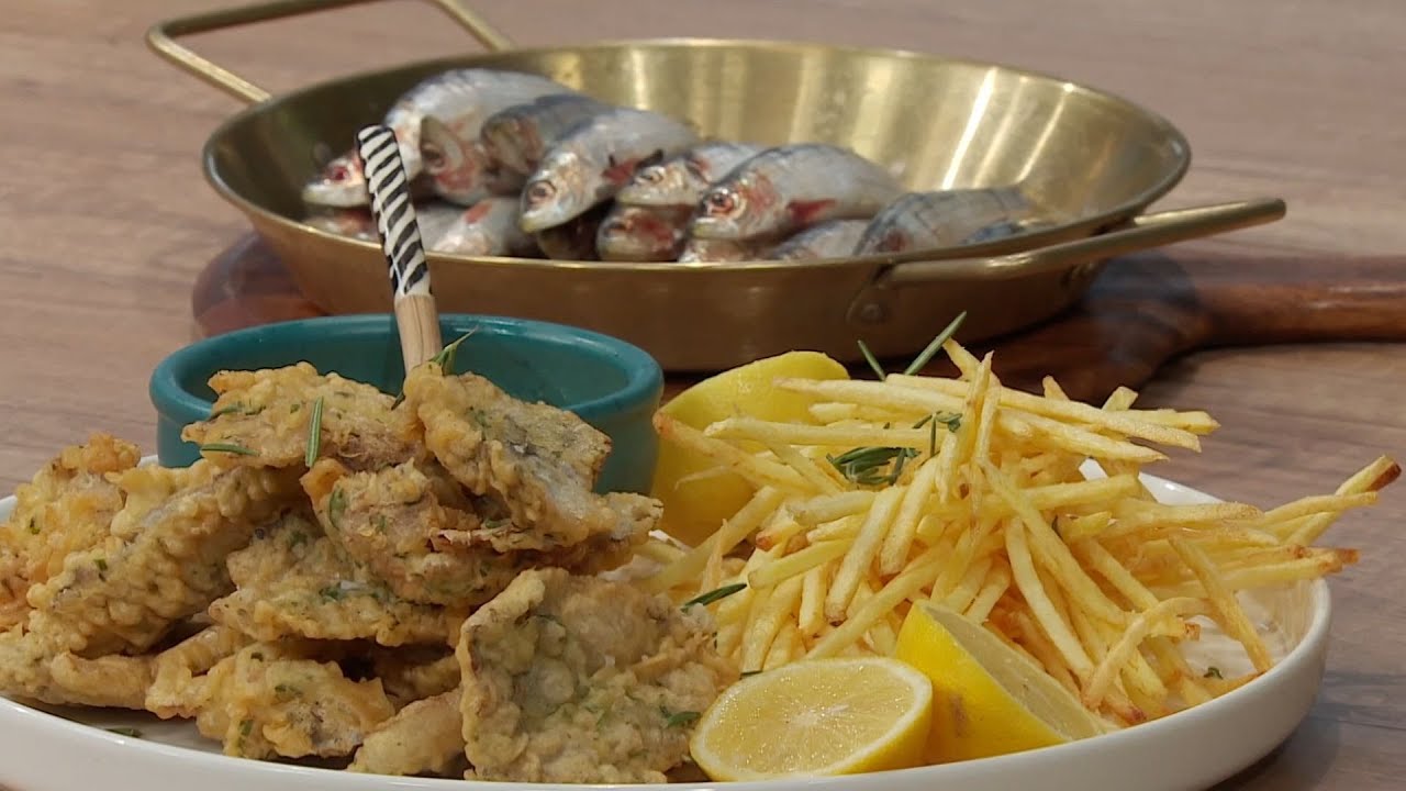 Σαρδέλες Καλλονής τηγανητές σε χυλό με αγιόλι και τσιπς πατάτας | Ανδρέας Λαγός