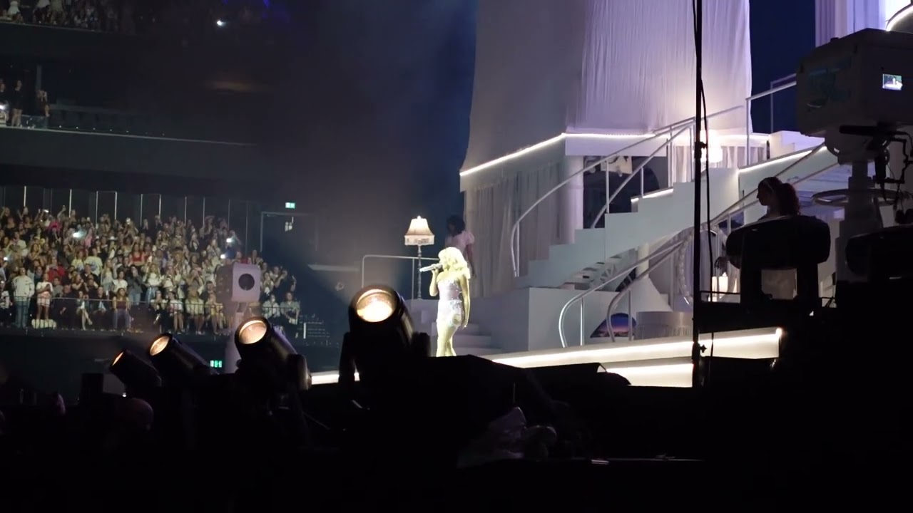 Sabrina Carpenter - Taste - Live in Manchester 14th March 2025