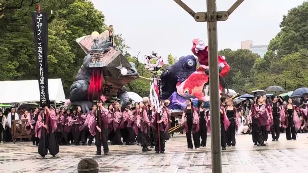 開口一番　藝祭2025 お神輿1-1 藝大の門を背負う蛙