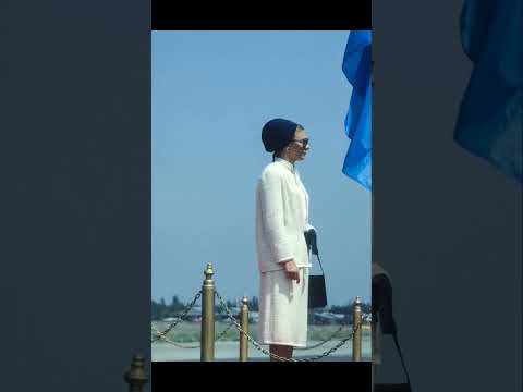 سرود ملی ای ایران با عکس هایی از پرچم شیر و خورشید و اعلیحضرت آریامهر