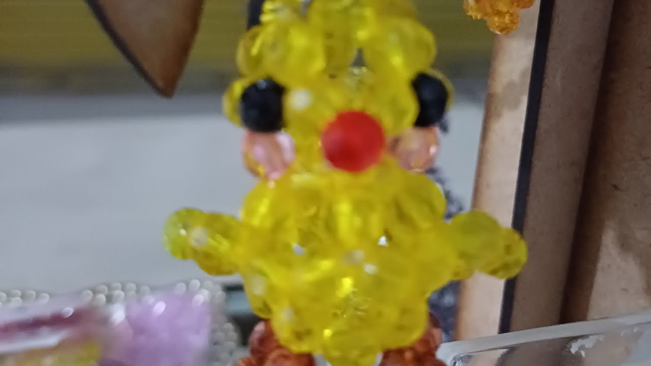 Pollito con perlas acrílicas