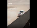 سوداني يلفت الأنظار بتجوله بين الأحياء لبيع الخضار وسط الاشتباكات العارمة بالعاصمة السودانية الخرطوم