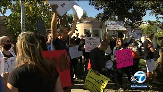 Restaurant, bar owners protest LA County outdoor dining ban at home of Supervisor Kuehl I ABC7