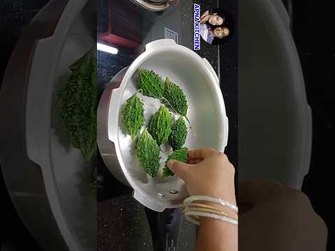 कुकर में बनाएं करेला बिना कड़वाहट के सब उंगलियाॅं चाट-चाटकर खाएंगे #shorts #apnakitchen #viralvideo