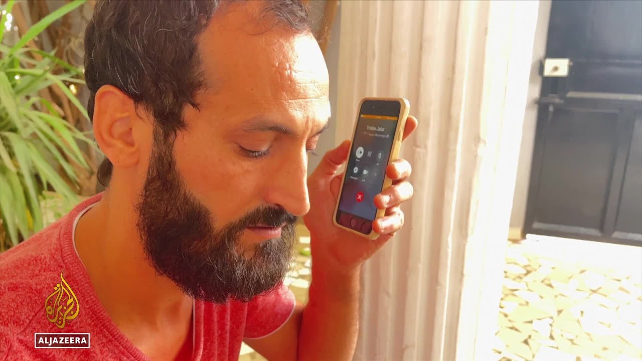 لاجئ سوري يستمع إلى رجل كان يتمتع بنفوذ كبير وهو يتوسل طلباً للرحمة