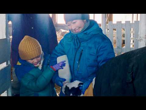 黒木華、雪降る北海道の牧場で子牛に哺乳。ミルクアイスを子どもに振る舞う／江崎グリコ 牧場しぼり CM＋インタビュー