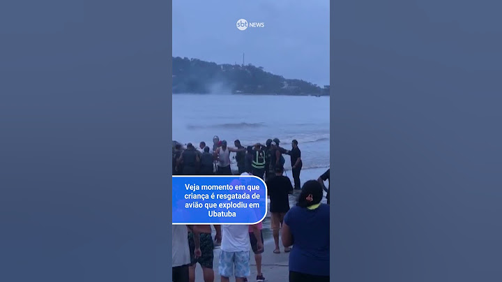 Veja momento em que criança é resgatada de avião que explodiu após atravessar pista em Ubatuba