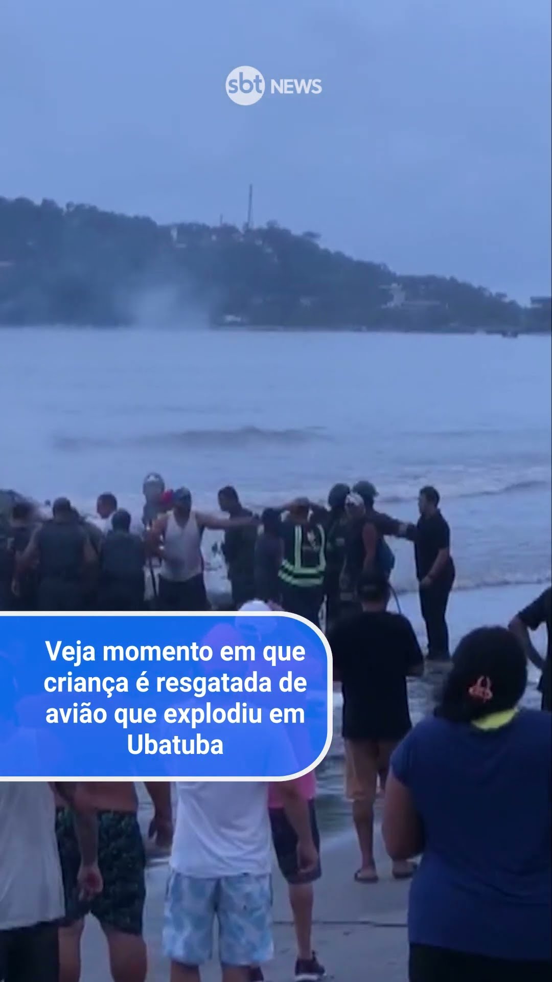 Veja momento em que criança é resgatada de avião que explodiu após atravessar pista em Ubatuba