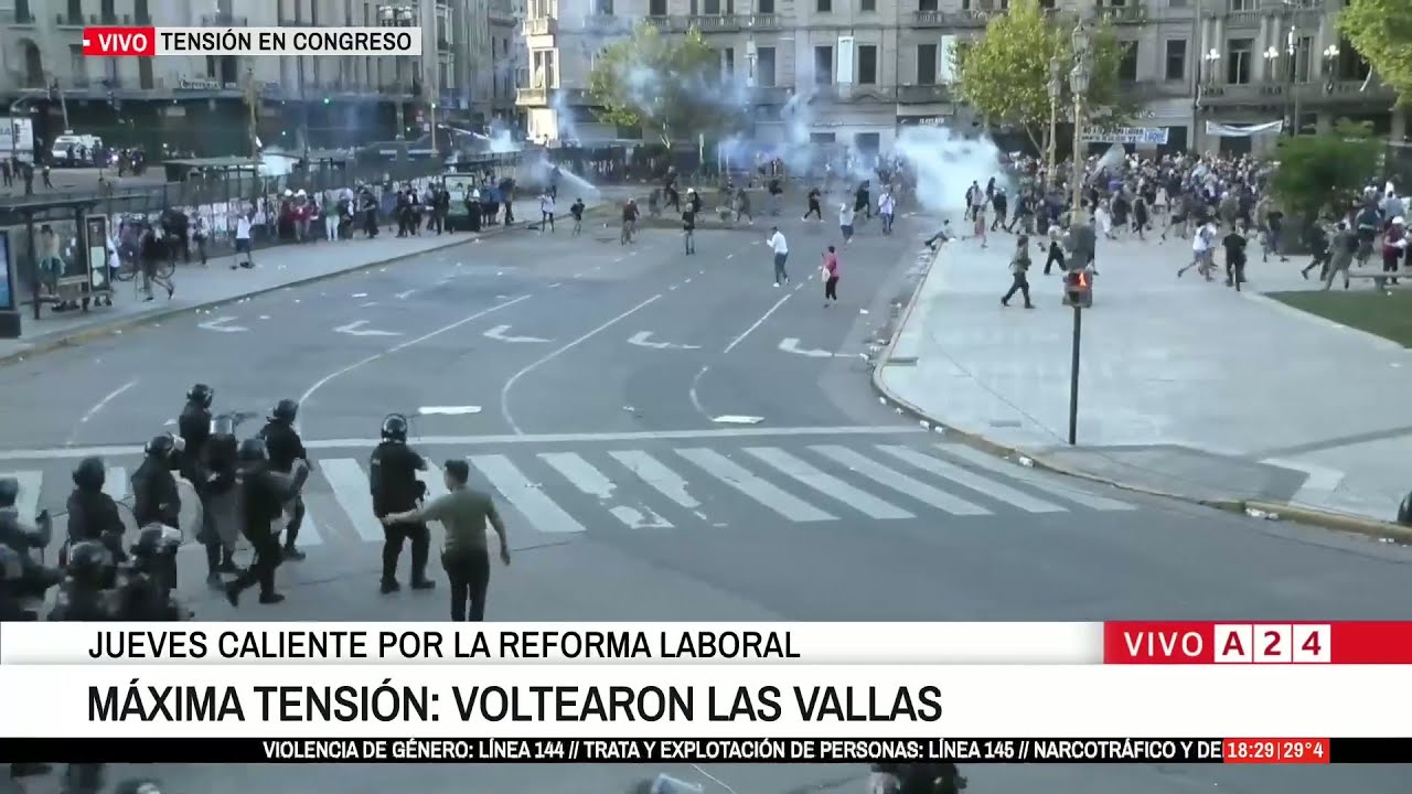 🔴 BATALLA CAMPAL FRENTE AL CONGRESO: MANIFESTANTES TIRARON PARTE DEL VALLADO