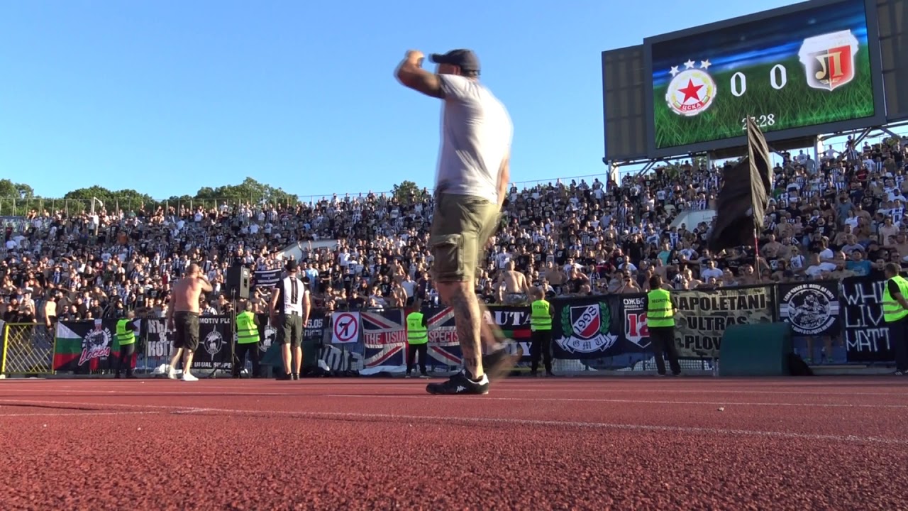 Феновете на Локомотив на финала с ЦСКА-София