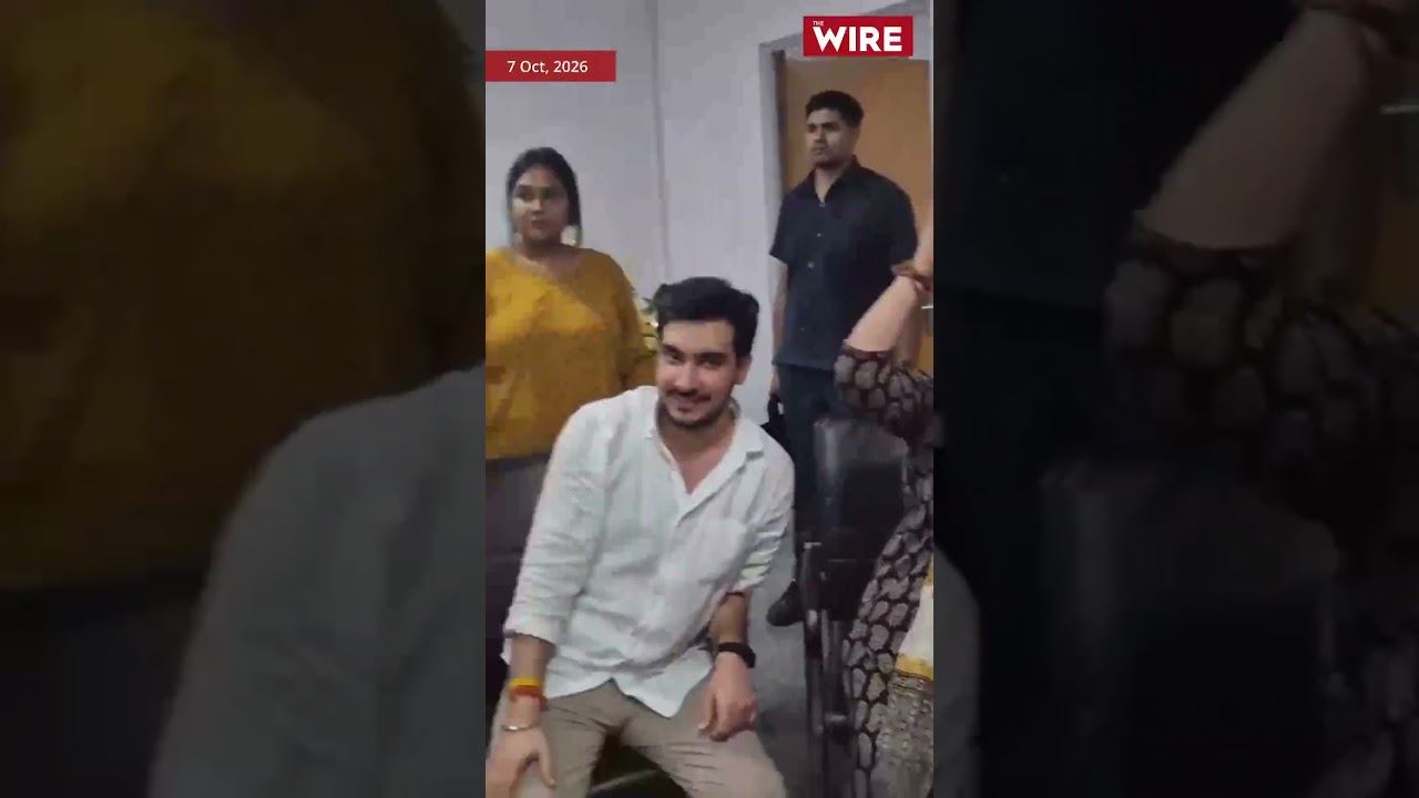 Mahua Moitra, Priyanka Gandhi Vadra among others raising slogans at Chhatrasal Police Station