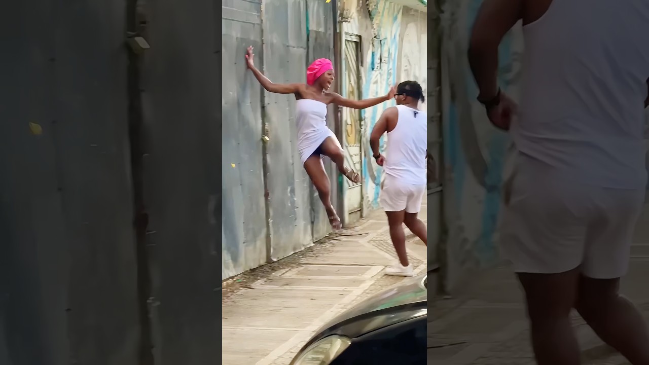 Open the door like a robber.🤣🤣😨#prank #funny #funnyvideos #scary #fyp