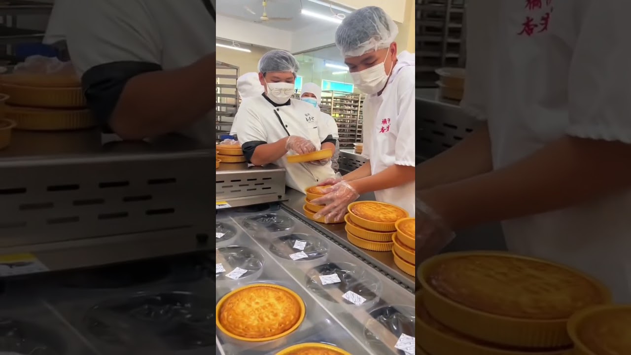 I love this five-nut mooncake. 