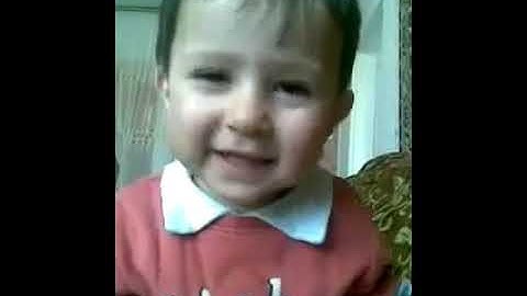 من اجمل مارأيت طفل روسي يقرأ سورة الفاتحه