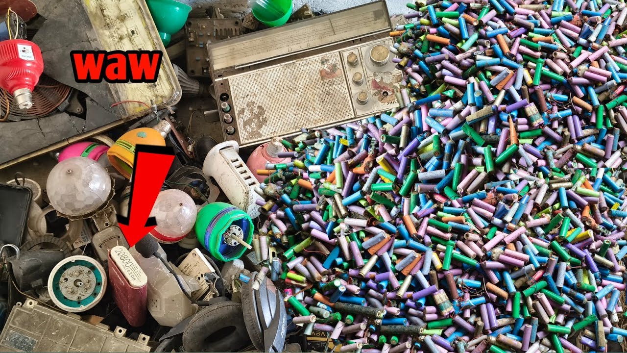 Kabaad Se Nikla Electric Samaan Aur Ek Bohot Bada Old Radio - FREE Mein