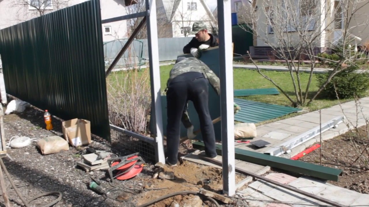 Установка откатных ворот на винтовых сваях - YouTube