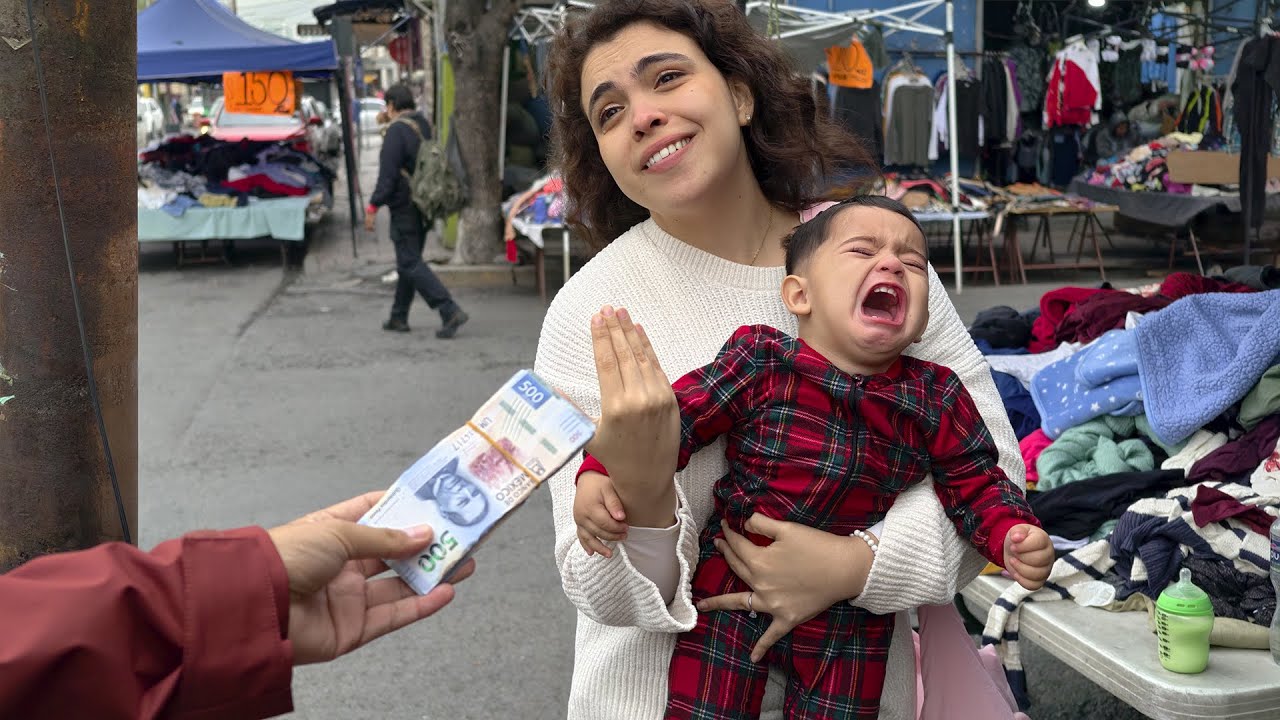Sorprendí a madre joven con recompensa millonaria en su bolso por su hermoso gesto 😭 lloramos