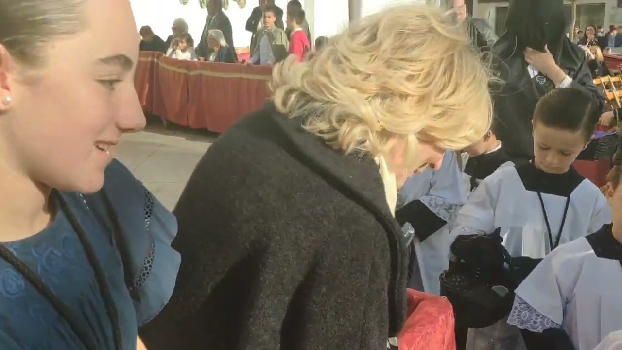 Salida de la Hermandad del Santo Entierro de Dos Hermanas el Sábado Santo de 2025.