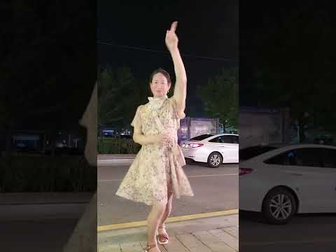인도를 무단 점거한 "막춤녀" 니가 왜 거기서 ~