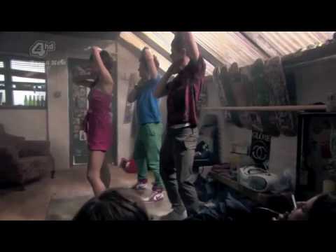 Skins - Karen, Cook y JJ bailando como Kylie Minogue