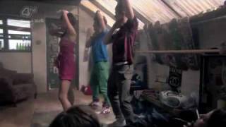 Skins - Karen, Cook y JJ bailando como Kylie Minogue