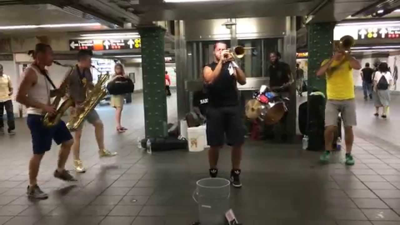 Amazing street musicians band in New York / 管楽器隊ストリートライブ in ニューヨーク