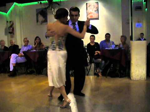 Ariel Taritolay y Natasha Arape en Porteño