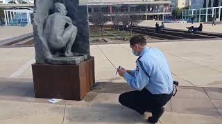 مجهول يضع تمثال لنتنياهو في ساحة هابيما بـ تل أبيب دون معرفة الرسالة المقصودة . . .