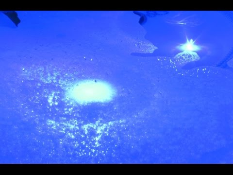 blaues-wellness-wasser-*-badelich-*-badewannenbeleuchtung-*-wellness-trend-*-tipp