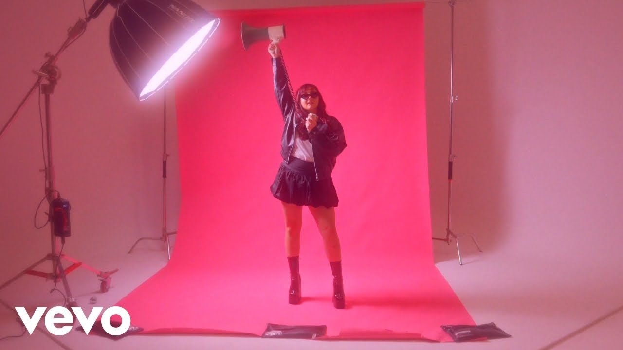 Piper Rodrigues - Bewitched (Official Music Video) auf YouTube ansehen Piper Rodrigues - Bewitched (Official Music Video) auf YouTube ansehen