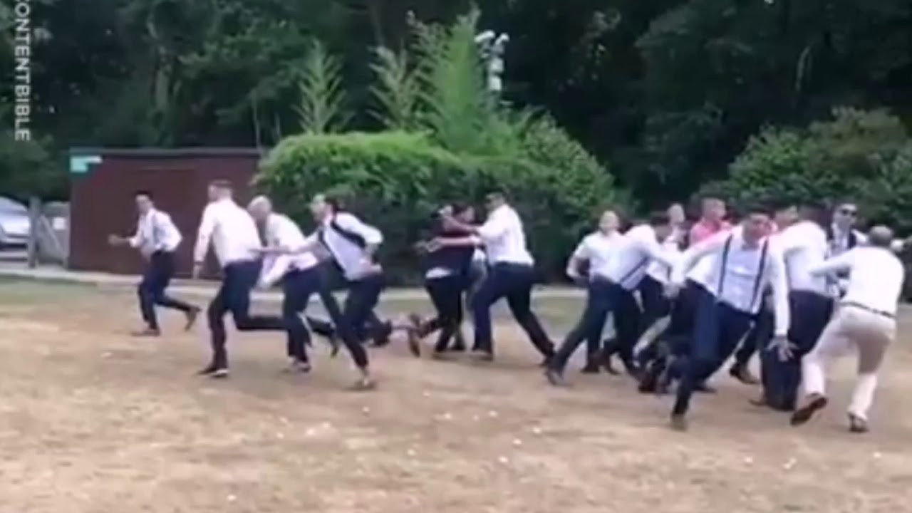 เมื่อเจ้าบ่าวโยนช่อดอกไม้งานแต่งให้เพื่อนๆ😂555 When the groom throws