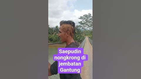 Suasana di jembatan gantung swadaya NAGA Desa Tangkolo