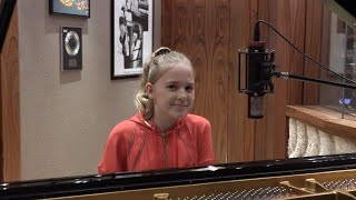 Somebody to love - Queen (Piano cover by Emily Linge) Resimi