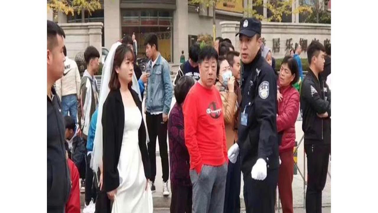 当婚礼遇上马拉松封路 安保死守命令禁止新人过马路 结果 Youtube
