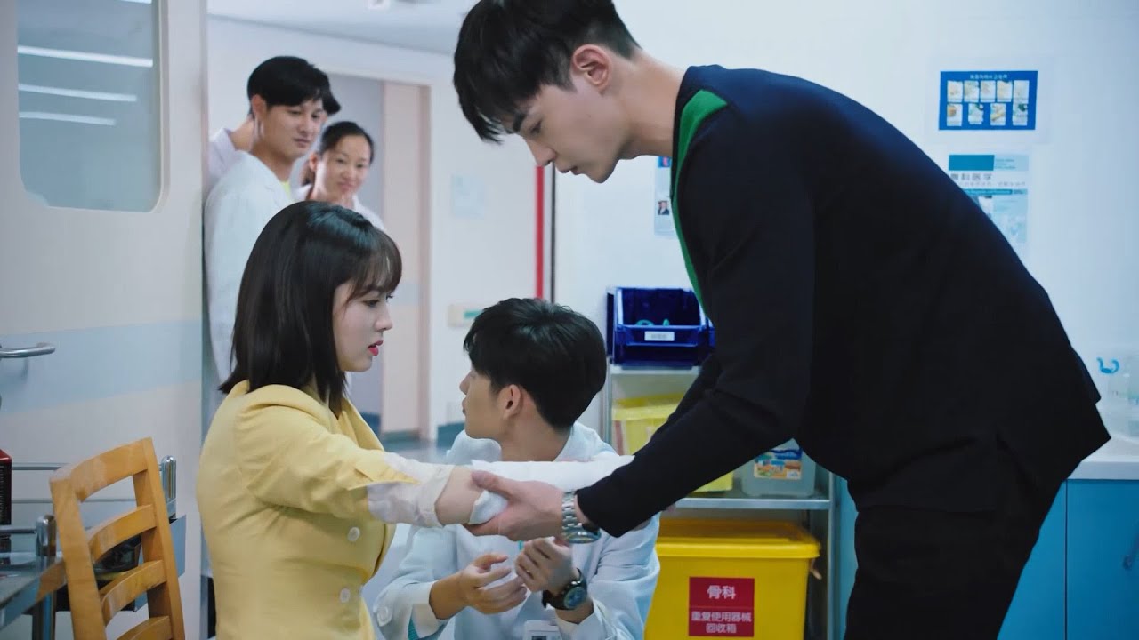 Золушка была ранена, врачи перевязали ее и привлекли внимание всех коллег.