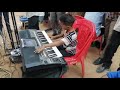 الطفل السوداني محمد امير علي يبدع في عزف أغنية يا زاهية مع الفنان عادل الذين