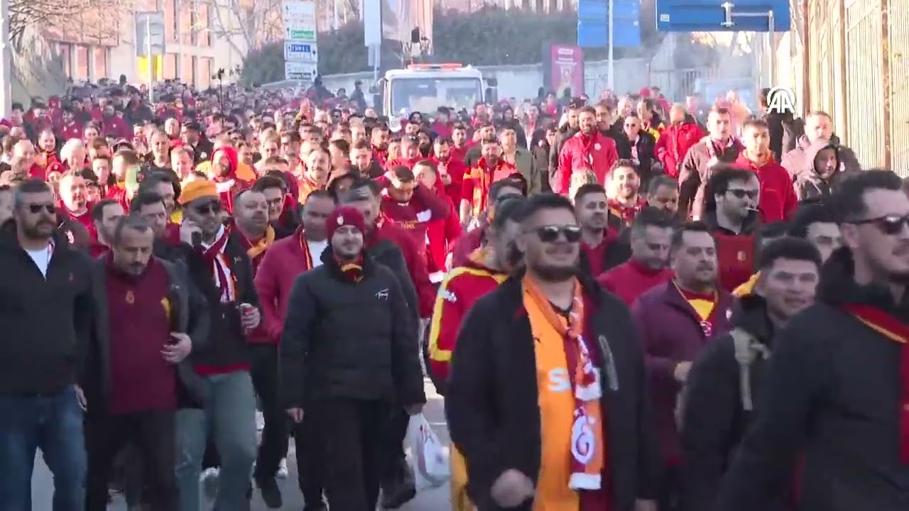 Galatasaray taraftarı, Beşiktaş derbisi için Tüpraş Stadyumu'na geldi