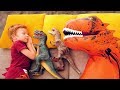 Сонный Лёва весело играет с динозавром
