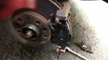 Vauxhall/Opel Astra (H/MK5) Front brake pads replacement