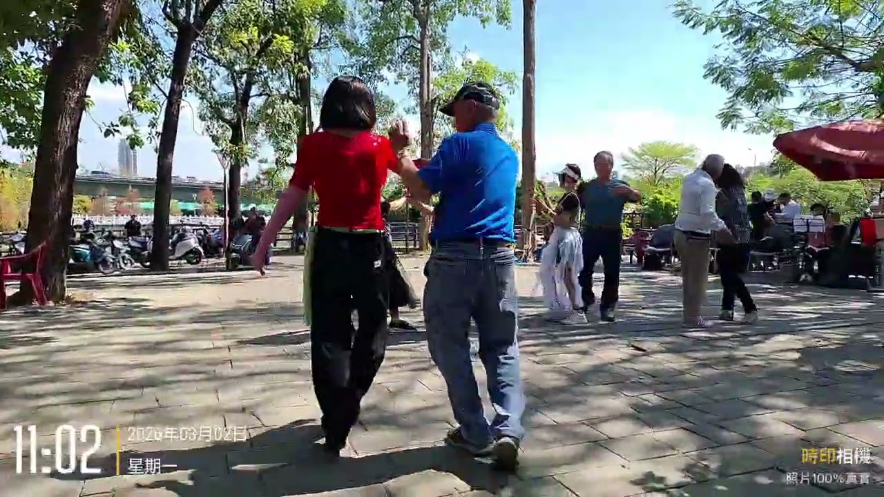 金獅湖廣場小姐唱歌跳舞