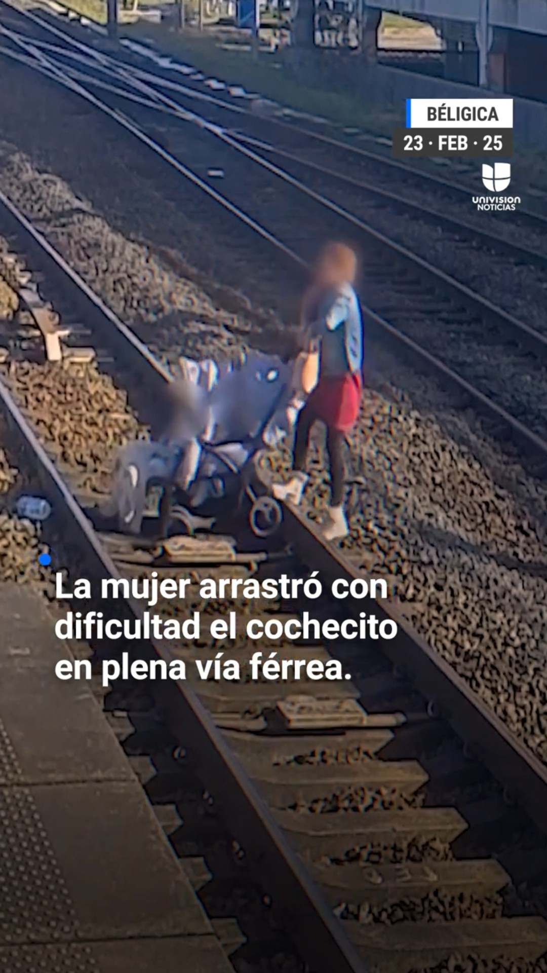 ?️ Mujer cruzó los rieles del tren con sus bebés poniendo en riesgo su vida.