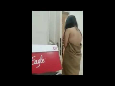 pas habis mandi anduk jatuh dan kelihatan.........