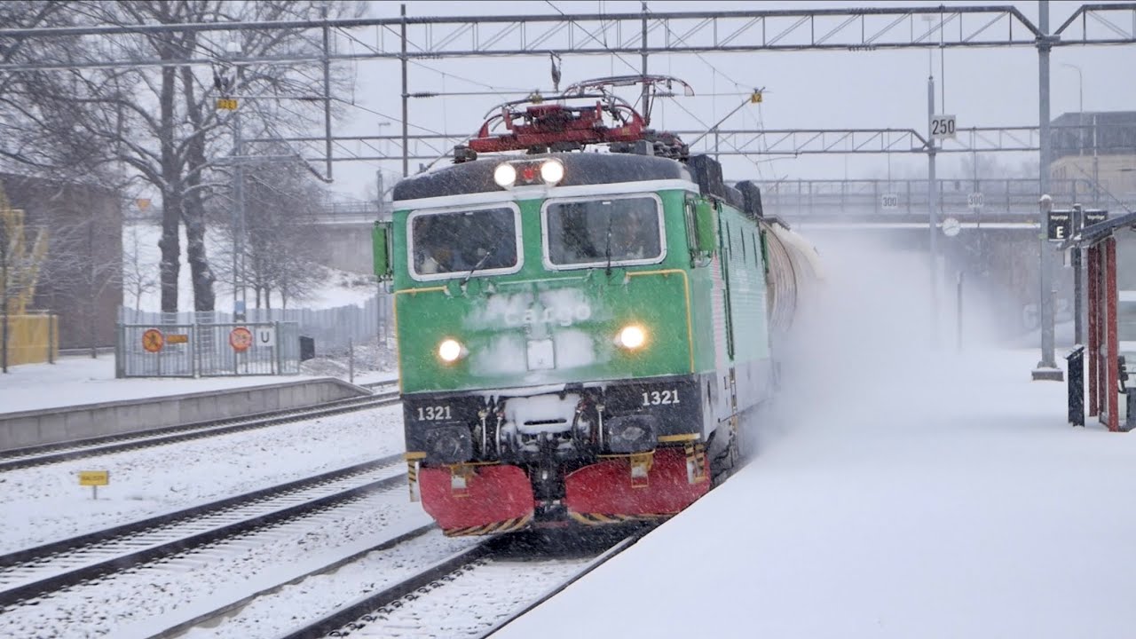 Vinter med snö på Järnvägen del 7 - Tåg i Katrineholm
