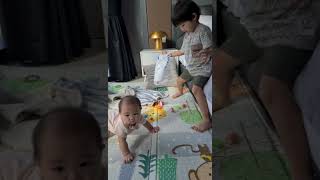 仁奈、パパの手をつかむ