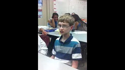 schüchterner junge macht krankes beatbox in schule..