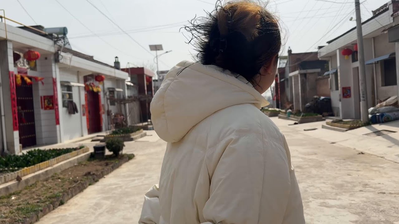 平时热闹的村子今天一个人都没有，玲玲正纳闷呢老公一句话两人直奔县城看社火#村里生活