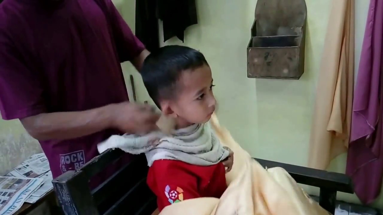 Lucunya anak  kecil  potong rambut  geli sampe goyang pundak 