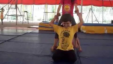 Acrobacia montada pelas crianas. (Converted)