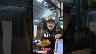 Meşhur hamburgeri elimi ağzımı değdirmeden yedim. Hamburger kaç para? #shorts #mehmettvkomando