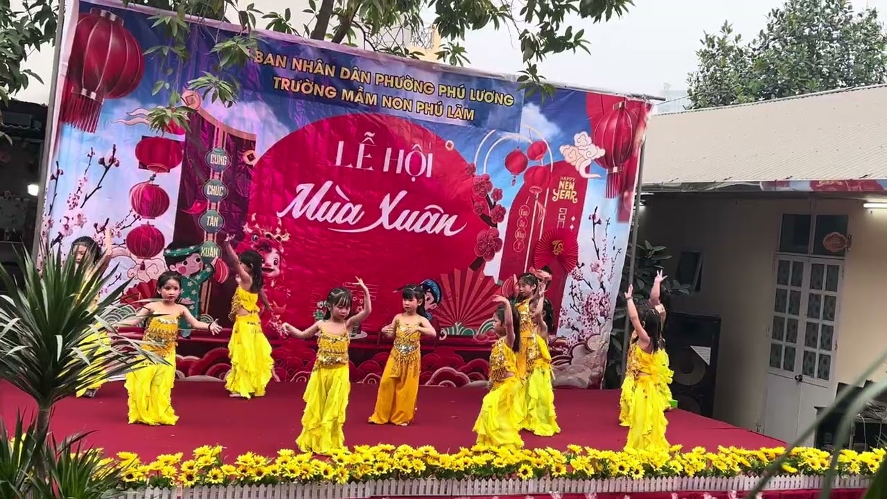 Minh Ngọc tham gia bài nhảy Ấn Độ trong lễ hội mùa xuân trường Phú Lãm